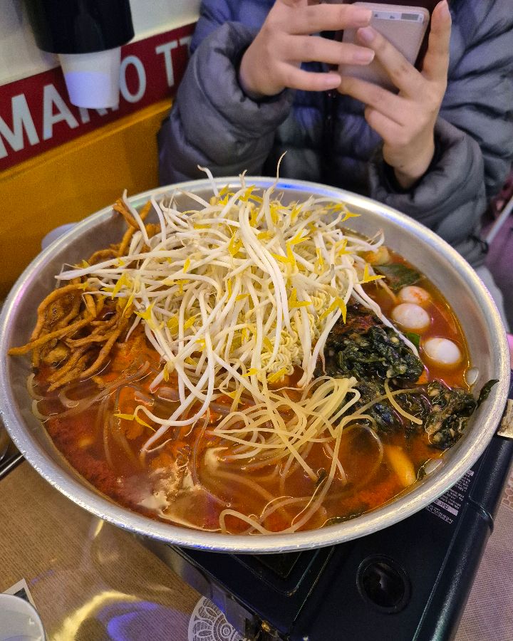 미역 떡볶이와 튀김의 조화