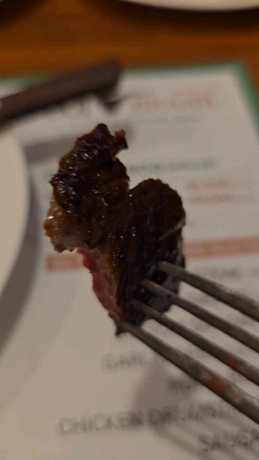 미디엄 레어로 구워진 소고기 단면