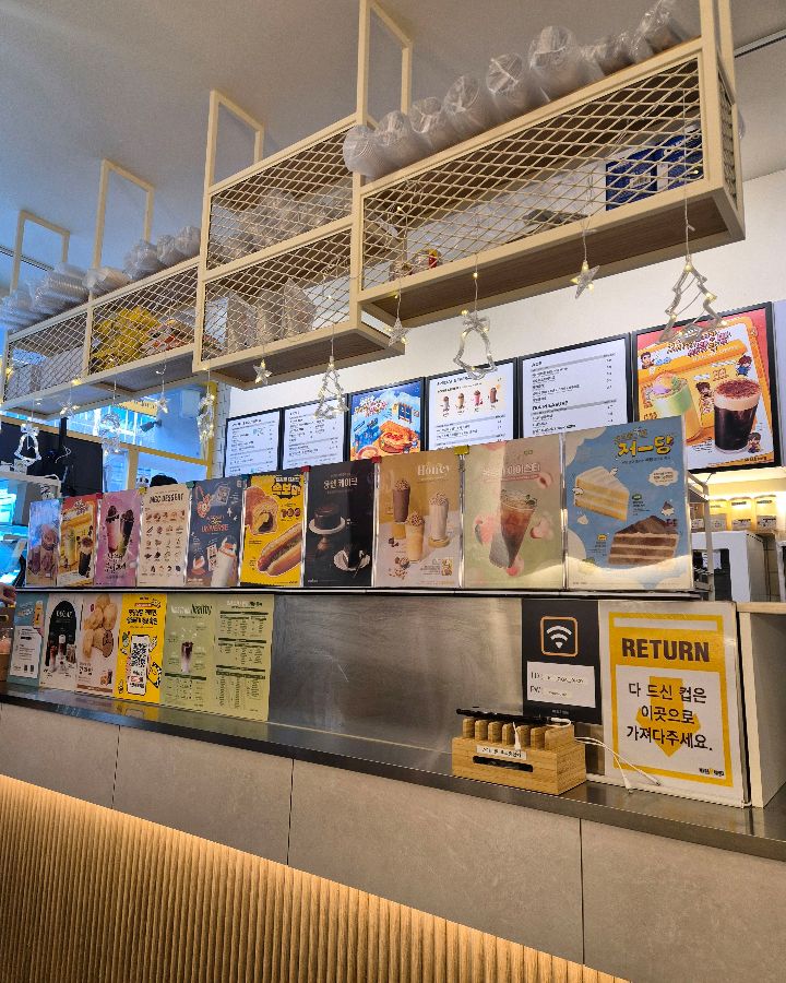 메가MGC커피 메뉴, 다양한 음료와 디저트 메뉴를 확인할 수 있다.