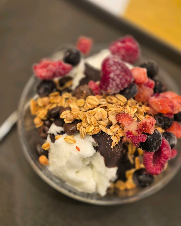 메가MGC커피 요거젤라또, 상큼한 요거트와 신선한 베리류의 조화