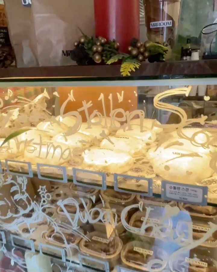 밀룸 쇼케이스 내부 디저트