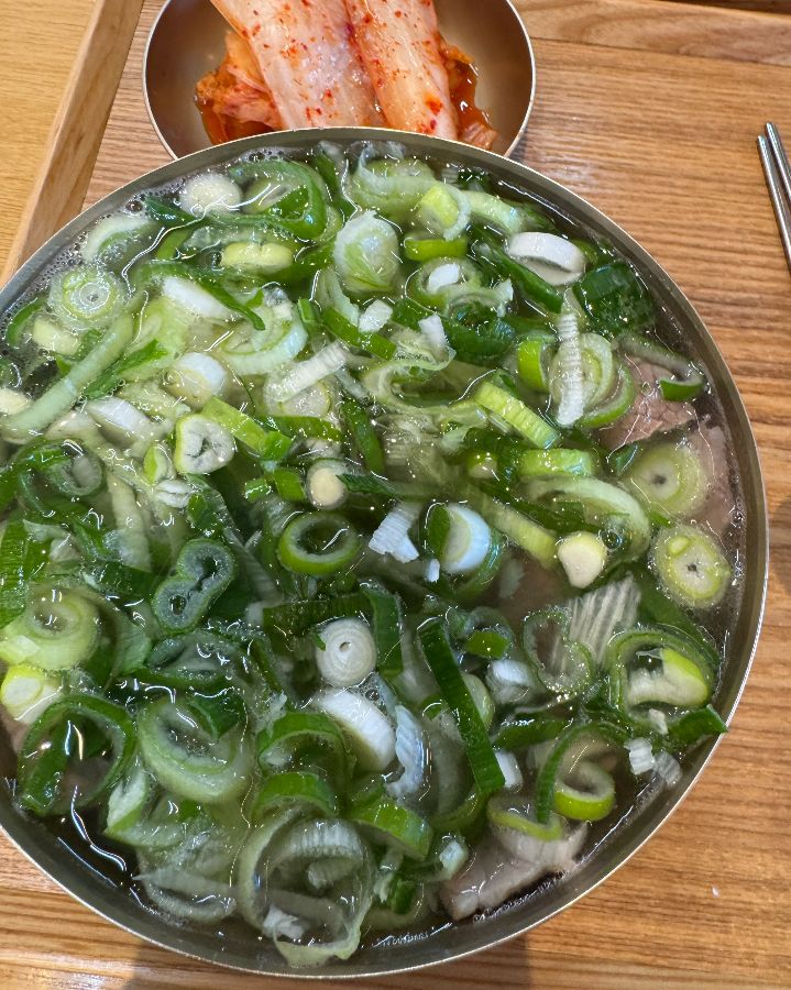 미남옥 곰탕에 파를 듬뿍 넣은 모습