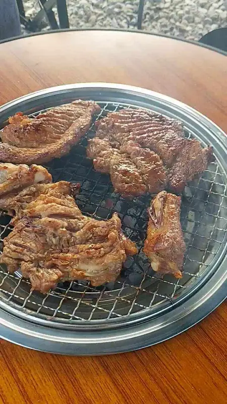 숯불 위에서 구워지는 양념갈비