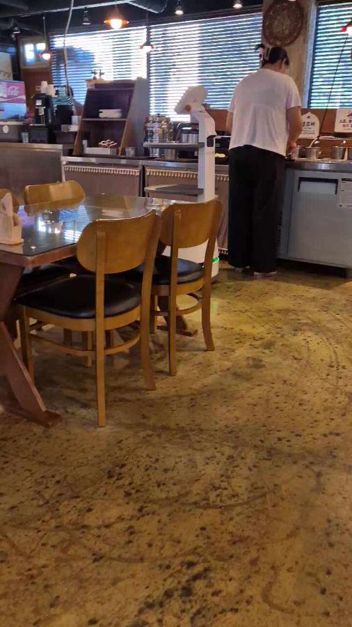 고솜 내부 전경, 로봇 서빙의 모습