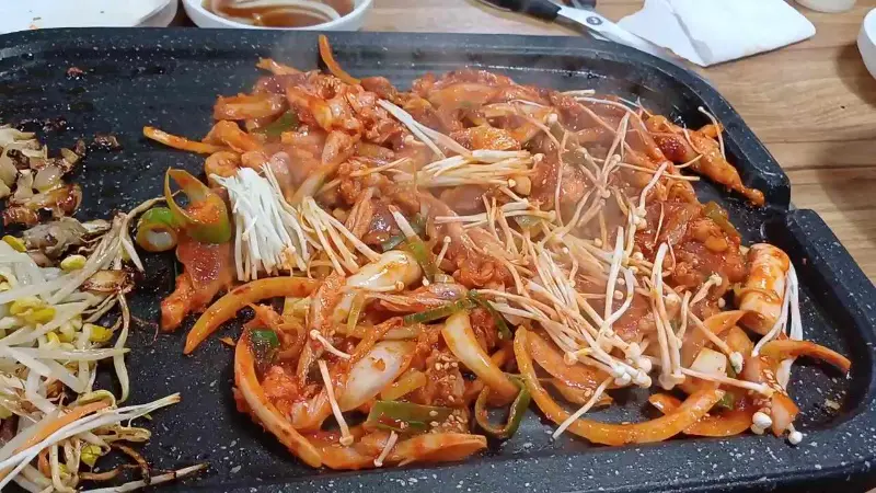 불판 위에서 익어가는 오리양념불고기