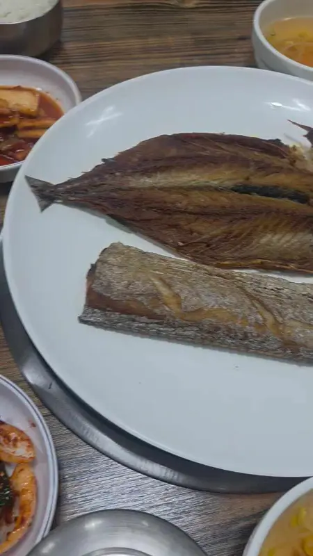 노릇하게 구워진 생선구이