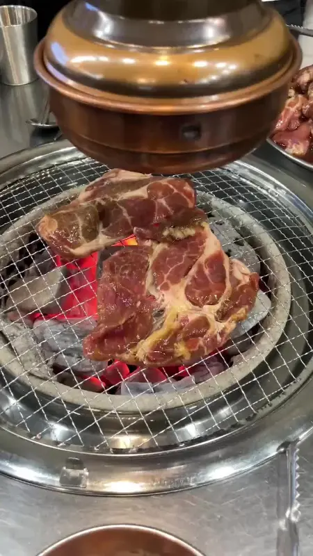 숯불 위에서 익어가는 우대갈비
