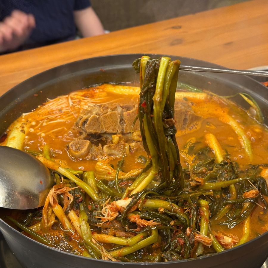 우거지가 푸짐하게 들어간 감자탕