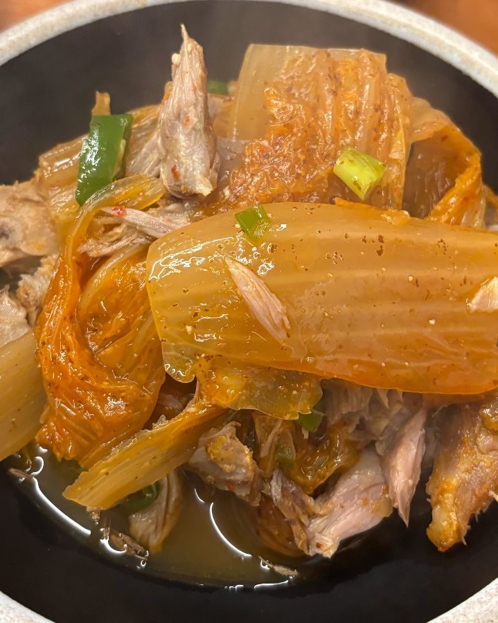 큼지막한 묵은지가 인상적인 묵은지 해장국