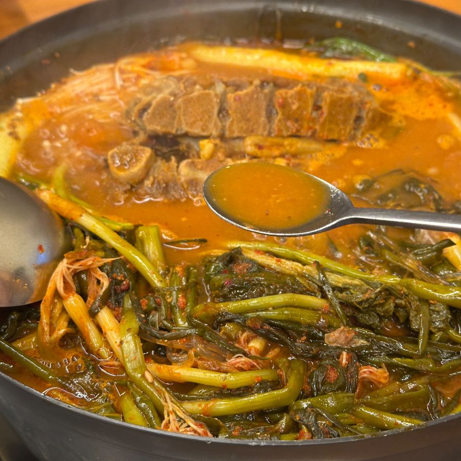 감자탕 국물을 떠먹는 모습