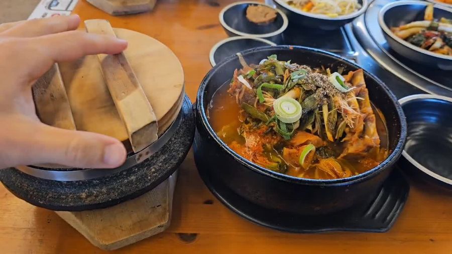 돌솥밥과 함께 제공되는 파지 감자탕 한 상 차림