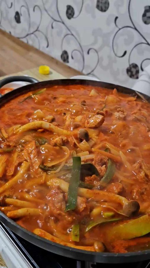 매콤한 향이 코를 자극하는 궁물두루치기