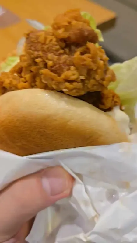 손으로 잡은 맘스터치 싸이버거 단면