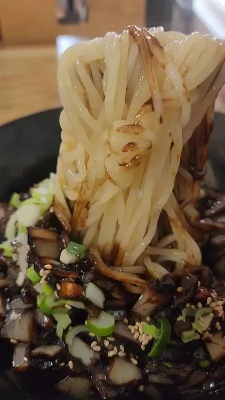 윤기가 흐르는 간짜장 면발