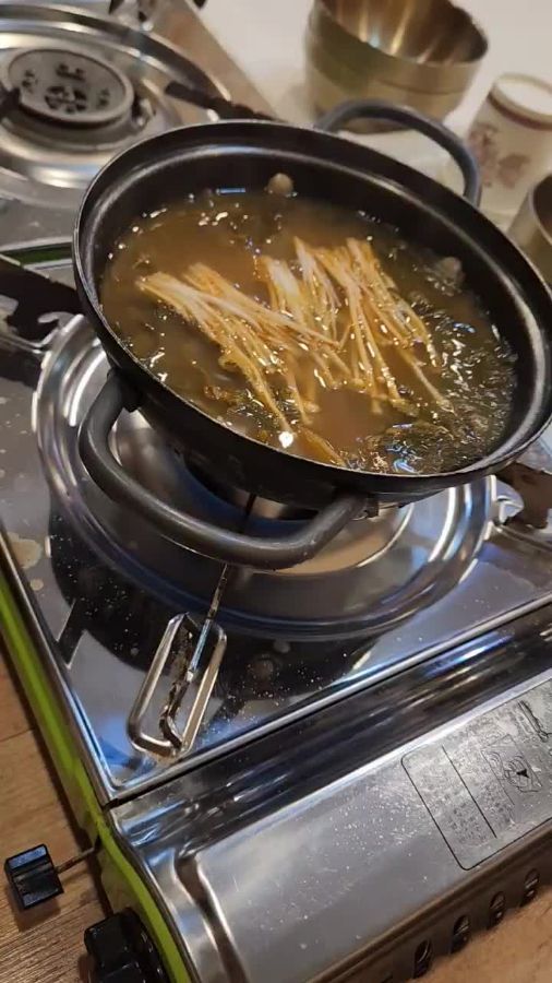 테이블 위에서 보글보글 끓고 있는 능이버섯전골