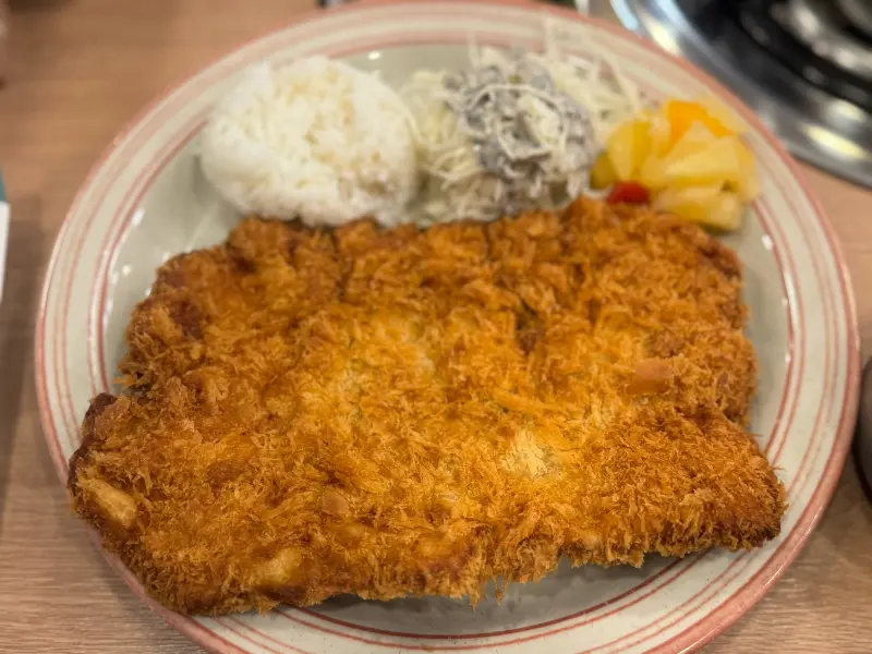 겉은 바삭하고 속은 촉촉한 돈까스