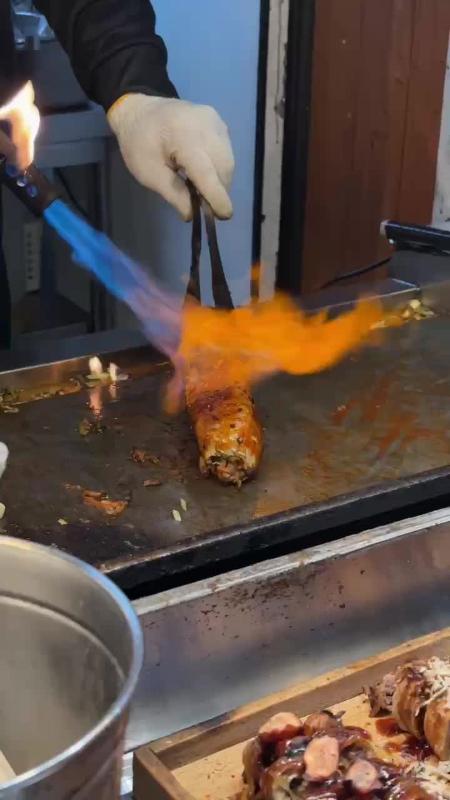 토치로 불 맛을 입히는 닭꼬치