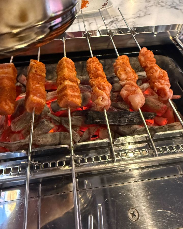 노릇하게 구워진 양꼬치