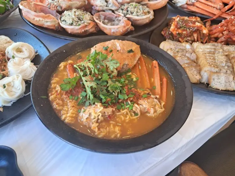 홍게 한 마리가 통째로 들어간 홍게 라면