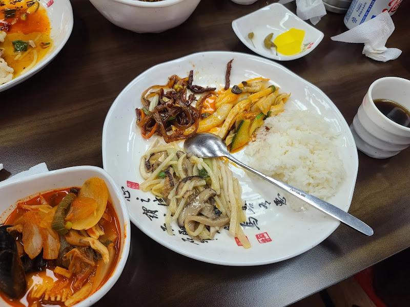 다양한 요리를 담은 접시와 짬뽕 그릇