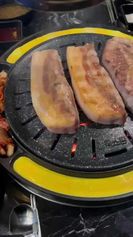 노릇노릇하게 구워진 삼겹살의 클로즈업