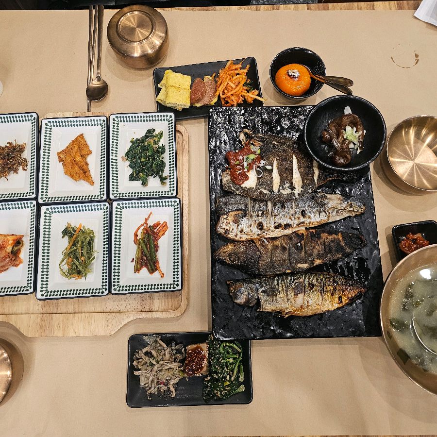 푸짐하게 차려진 한 상 차림