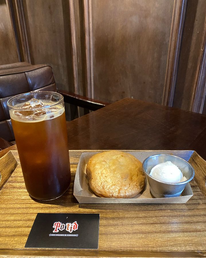 포티드 아이스 아메리카노와 쿠키