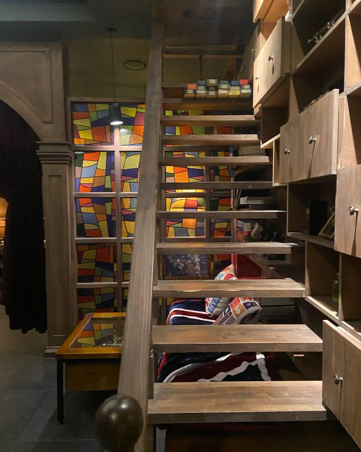 포티드 내부 계단과 스테인드글라스 창문