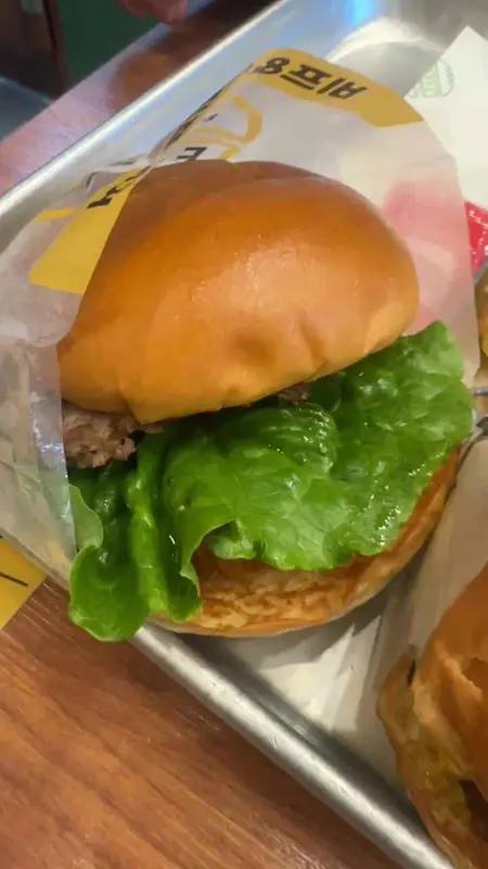 신선한 야채가 가득한 햄버거