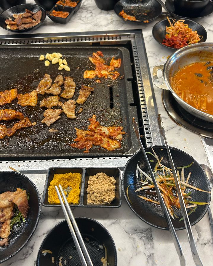 푸고 천안두정점 불판 위 고기