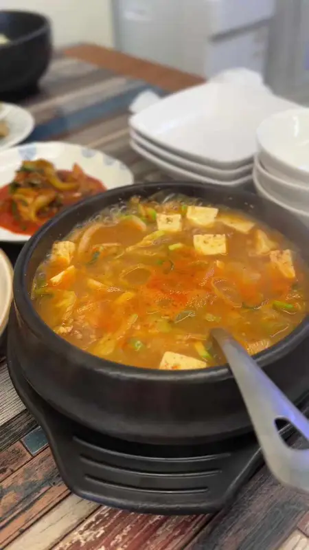 뚝배기에 담겨 보글보글 끓고 있는 된장찌개