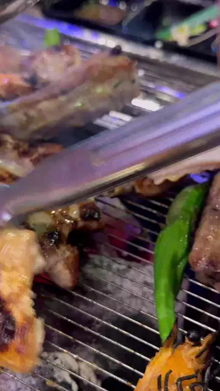 숯불 위에서 익어가는 고기와 새우, 버섯