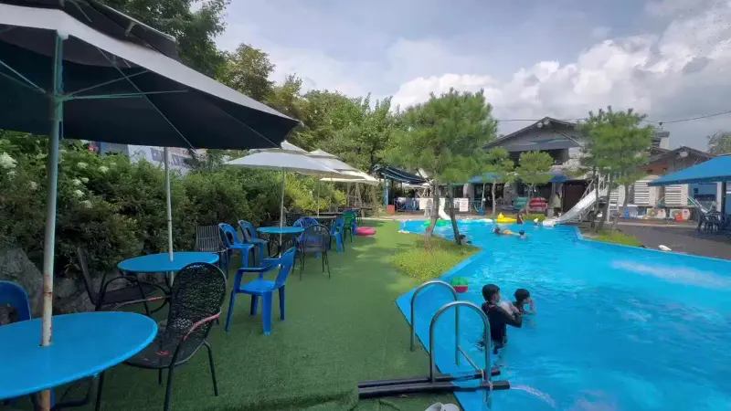 여름에 운영하는 수영장