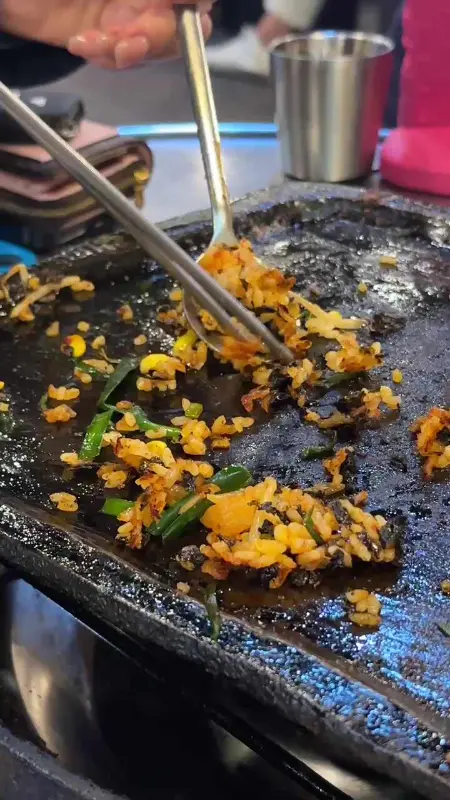 볶음밥 먹는 모습