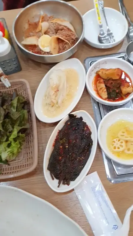 다채로운 밑반찬과 비빔냉면