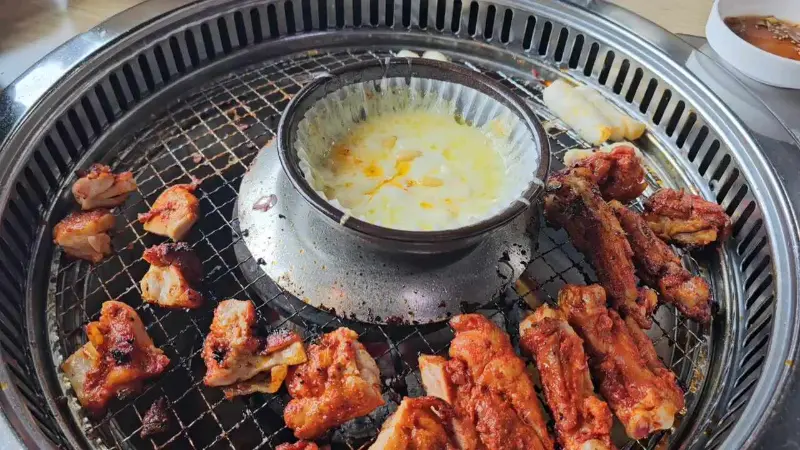 숯불 닭갈비와 치즈퐁듀