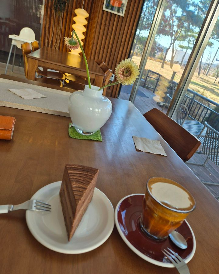 테이블 위에 놓인 커피와 케이크