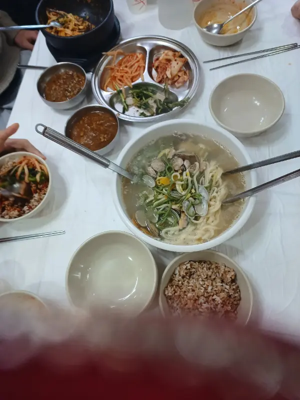 푸짐하게 차려진 한 상 차림