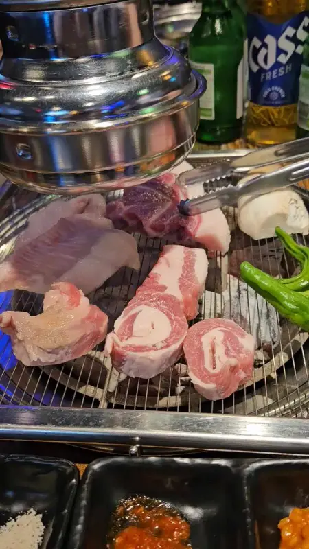 숯불 위에서 익어가는 고기