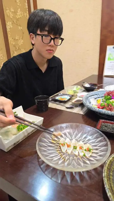 투명한 접시에 담긴 한치회의 모습