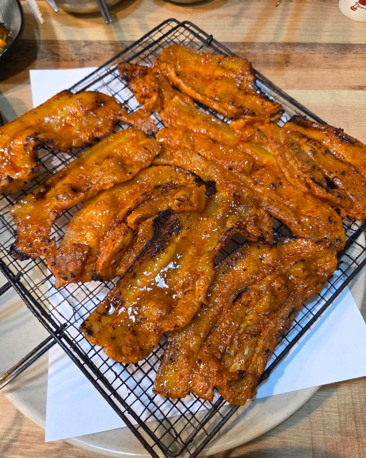 석쇠 위에서 맛깔스럽게 익어가는 고추장 삼겹살