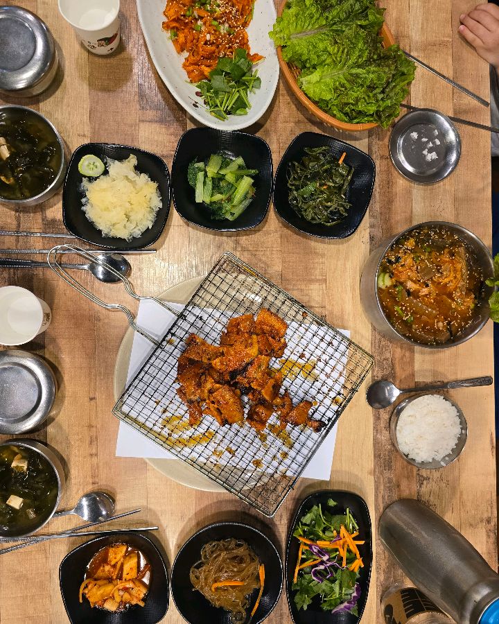 풍성한 밑반찬은 새재할매집의 자랑