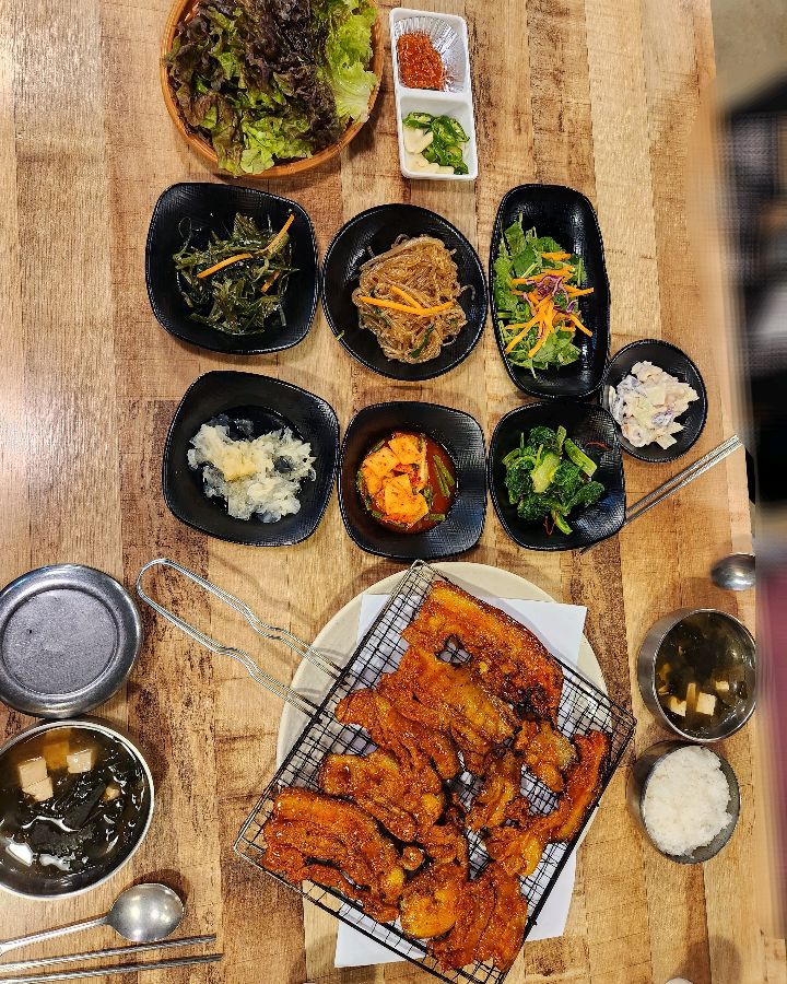 다채로운 반찬과 고추장 석쇠구이 한 상 차림