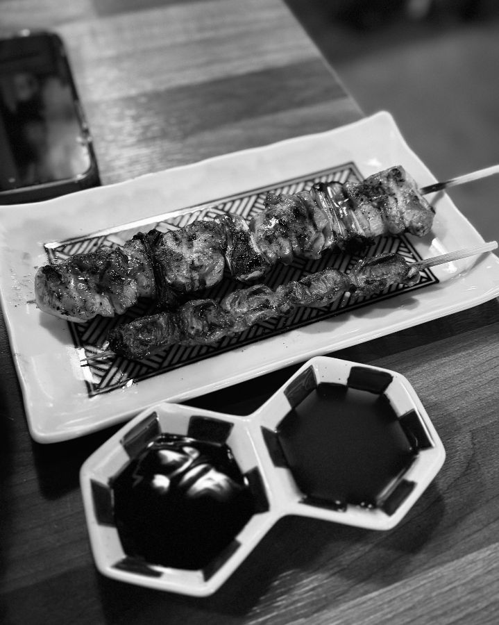 사꼬 일산밤리단길 본점의 숯불 꼬치와 소스