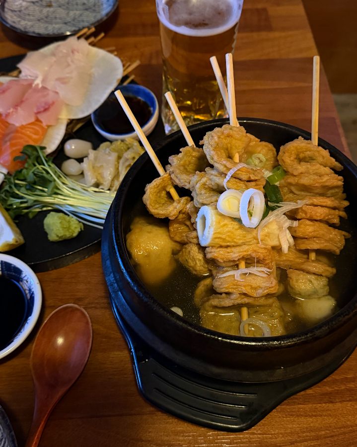 사꼬 일산밤리단길 본점의 오뎅탕과 숙성회, 맥주 한 상 차림