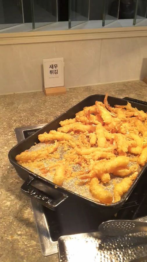 다양한 튀김 요리가 준비된 샐러드바