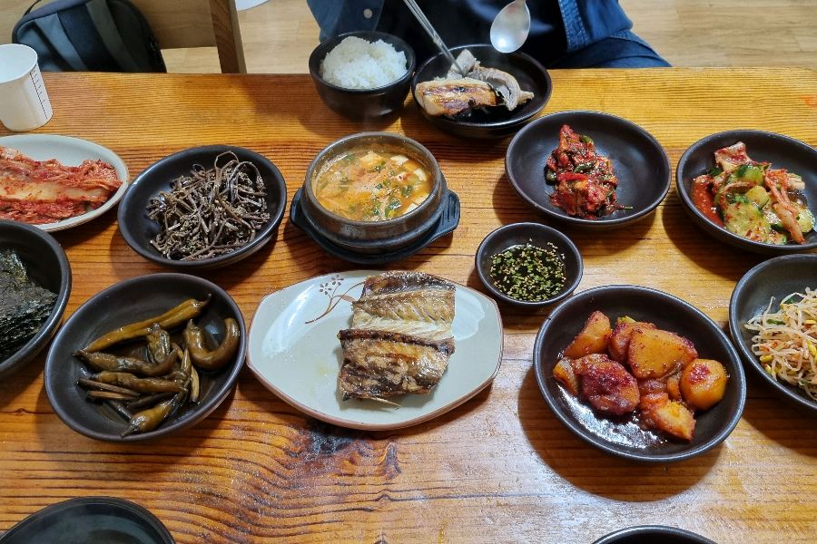 장독식당 한상차림, 정갈한 반찬들과 메인 요리가 조화롭게 놓여있다