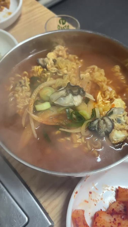 굴이 듬뿍 들어간 굴라면