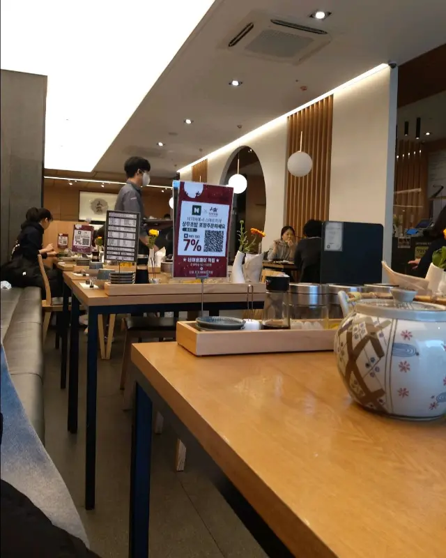 넓고 깔끔한 매장 내부