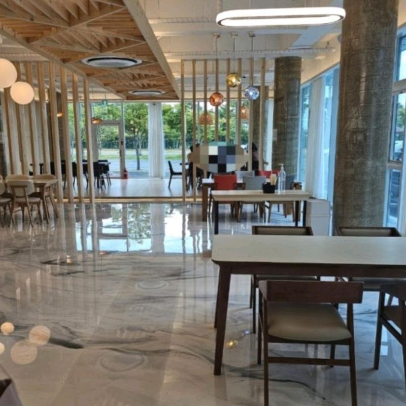 넓은 카페 내부